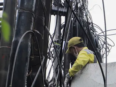 Petugas Dinas Bina Marga DKI Jakarta melakukan penataan kabel utilitas di kawasan Kapten Tendean, Jakarta, Kamis (14/9/2023). (Liputan6.com/Herman Zakharia)