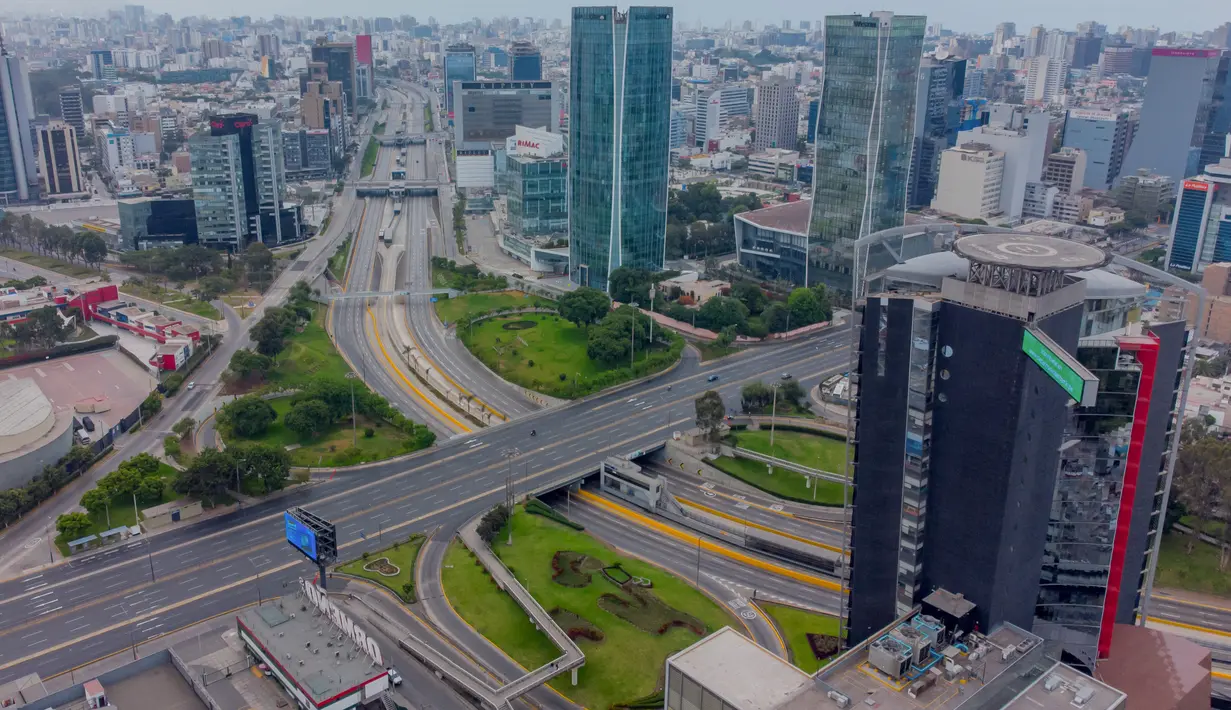 Gambar yang dirilis oleh kepresidenan Peru ini menunjukkan pemandangan udara Lima yang menerapkan lockdown selama dua minggu pada 31 Januari 2021. Jam malam akan berlaku antara pukul 20.00 dan pukul 04.00 dengan pembatasan penggunaan kendaraan pribadi pada hari Sabtu dan Minggu. (Cesar FAJARDO/AFP)