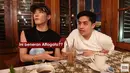 Penasaran, Taeyong lantas bertanya pada pelayannya, apakah minuman itu benar affogato yang dia maksud? Tapi pelayan itu juga memahami affogato sebagai avocado. (Foto: YouTube/ NihongoMantappu)
