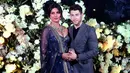 Pasangan aktris Bollywood Priyanka Chopra dan musisi Nick Jonas berpose untuk resepsi pernikahan mereka di Mumbai, India, Rabu (19/12). Resepsi kedua Priyanka Chopra dan Nick Jonas hanya mengundang kerabat dan teman dekat. (AP/Rajanish Kakade)