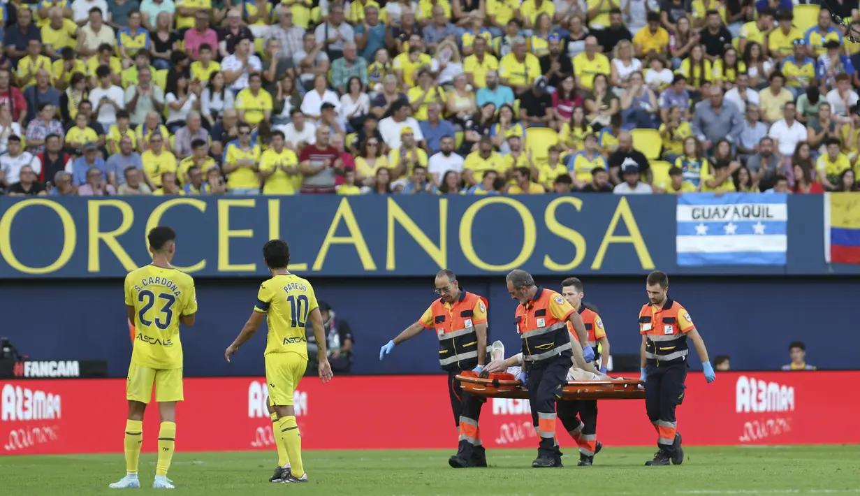 Marc-Andre ter Stegen terpaksa harus meninggalkan apangan menggunakan tandu usai mendapatkan cedera parah pada lutut kananya saat Barcelona menghadapi Villarreal di Stadion La Ceramica pada Minggu (22/9/2024). (AP/Alberto Saiz)