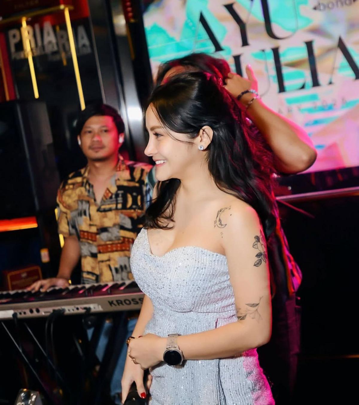 7 Potret Mawar AFI Tampil Memesona di Atas Panggung, Auranya Disebut Awet Muda