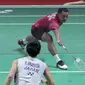 Tommy Sugiarto berusaha mengembalikan kok saat melawan Kento Momota pada perempat final tunggal putra Indonesia Open 2018 di Istora Senayan, Jakarta, (6/6/2018). Tommy kalah menang 21-11, 21-15. (Bola.com/Nick Hanoatubun)