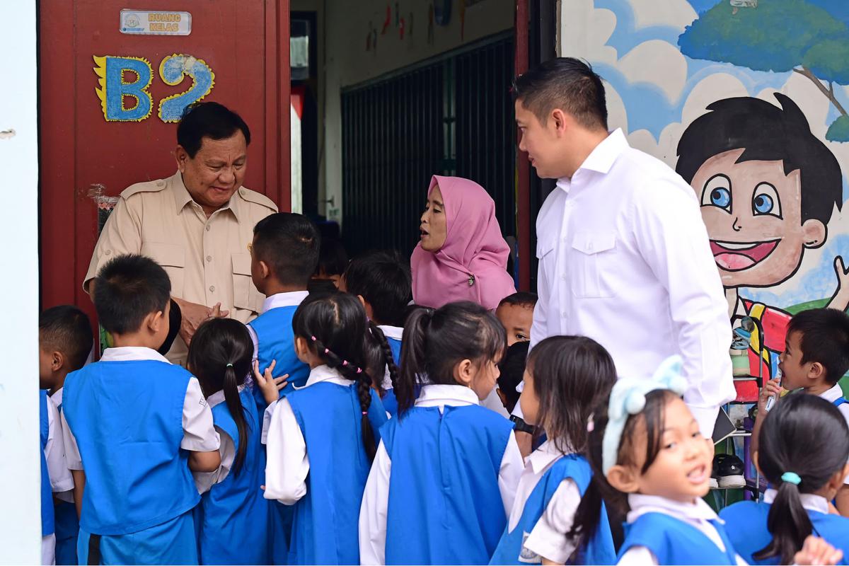 Prabowo tinjau Makan Bergizi Gratis di SD dan TK di Jakarta Timur