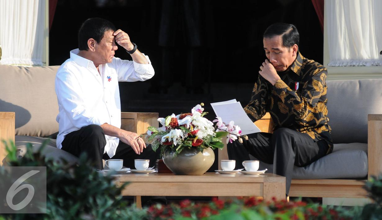Jokowi dan Duterte ketika diskusi hangat di beranda belakang Istana Negara, Jakarta, Jumat (9/9). Hanya pemimpin negara dengan hubungan dekatlah yang diajak berbincang di beranda belakang Istana oleh Jokowi. (Liputan6.com/ Faizal Fanani)