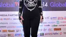 Sepatu, celana panjang, hingga kaos lengan panjang yang dikenakan serba hitam. Penampilannya begitu cantik dengan hiasan bulu-bulu diatas pundaknya yang juga warna hitam menyerupai sayap. Aksesoris bertabur berlian. (Deki Prayoga/Bintang.com)