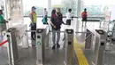 Penumpang memasuki area Stasiun Jatinegara Baru, Jakarta Timur, Sabtu (20/3/2021). Pembangunan stasiun ini dilakukan dengan menambah bangunan stasiun di atas jalur kereta eksisting yang lebih luas. (Liputan6.com/Angga Yuniar)