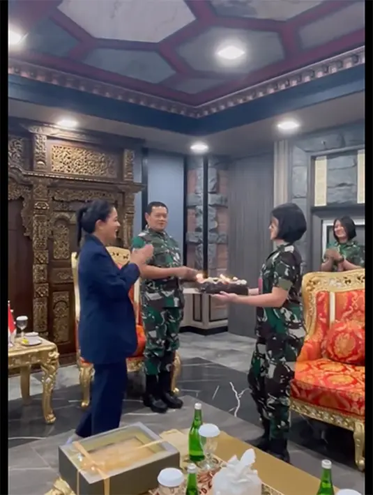 Marcella tampak terkejut ketika berdiri kemudian terdengar lagu selamat ulang tahun. Perempuan dua orang anak itu tampak kaget. [Instagram/marcella.zalianty]