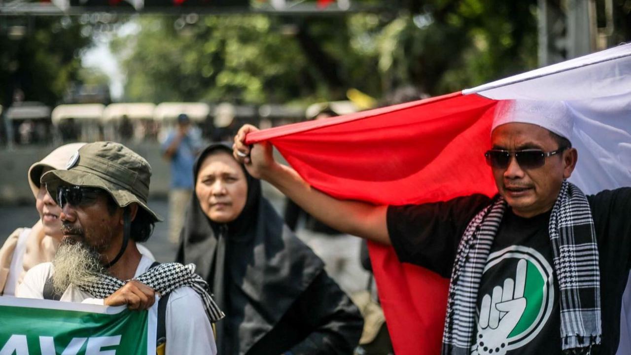 Dari lapangan terpantau ratusan demonstran berkumpul tepat di depan Patung Kuda . <br><br>Mereka terlihat bersiap menggelar 'Aksi 209 Bela Rempang' dengan membentangkan sejumlah poster hingga spanduk.