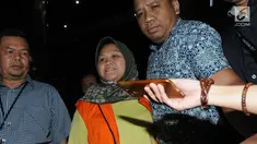 Bupati Bekasi Neneng Hassanah Yasin memakai rompi tahanan dikawal petugas usai menjalani pemeriksaan di gedung KPK, Jakarta, Selasa (16/10). Neneng Hasanah Yasin resmi ditahan terkait dugaan menerima suap pembangunan Meikarta. (merdeka.com/Dwi Narwoko)