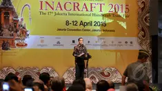 Presiden Joko Widodo menghadiri pembukaan Pameran Kerajinan Khas Indonesia - Inacraft 2015 di Balai Sidang Jakarta, Rabu (8/4/2015). Inacraft 2015 ke-17 diikuti 1.600 perusahaan dan berlangsung hingga 12 April mendatang. (Liputan6.com/Faizal Fanani)