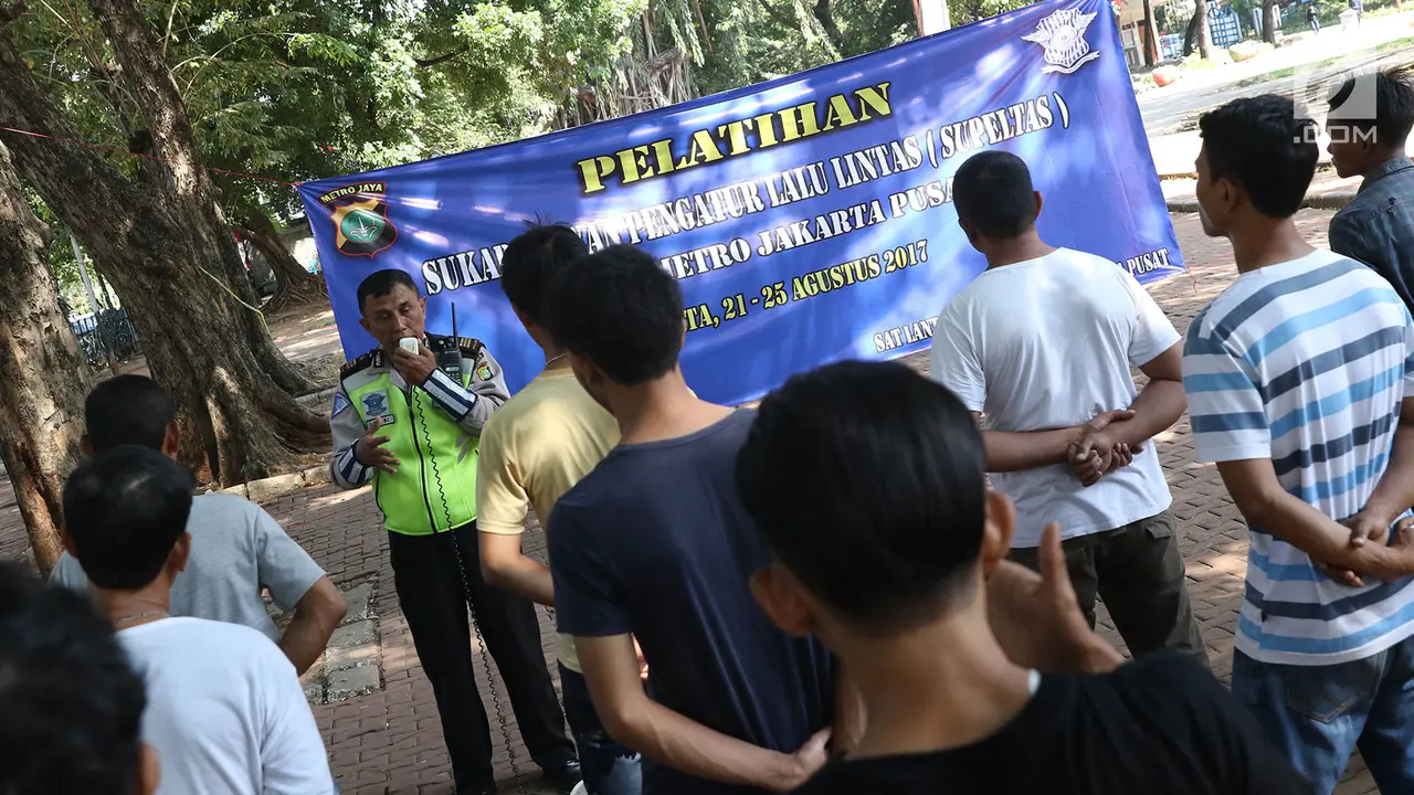 Puluhan Pak Ogah Latihan jadi Pengatur Lalu Lintas