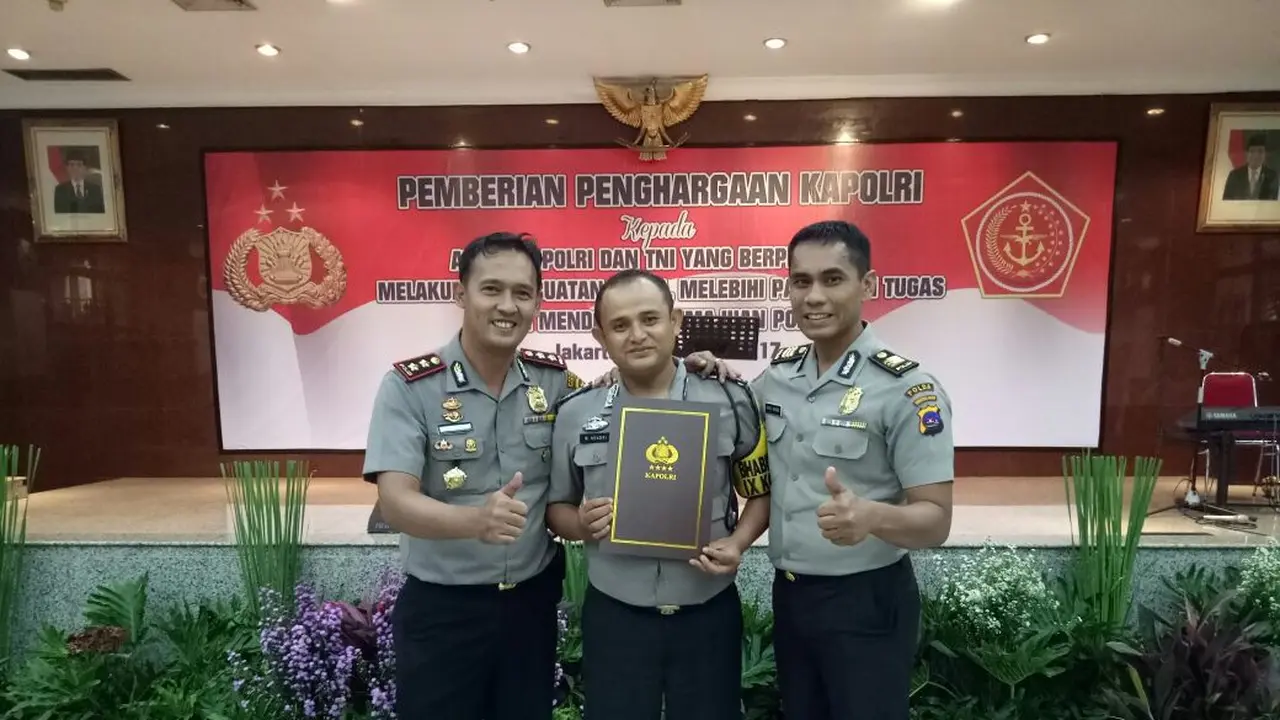 Bripka Mai Hendri menjadi salah satu dari 43 anggota polri yang mendapat penghargaan dari Kapolri Jenderal Tito Karnavian.