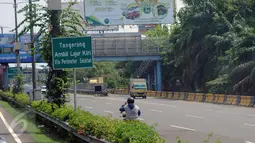 Suasana arus lalu lintas Tol Cengkareng arah Cawang pada Selasa (22/8). Seorang pengendara motor nekat melawan arus lalu lintas di Tol Cengkareng, Banten pada pukul 13.00 WIB. (Liputan6.com/Helmi Fithriansyah)