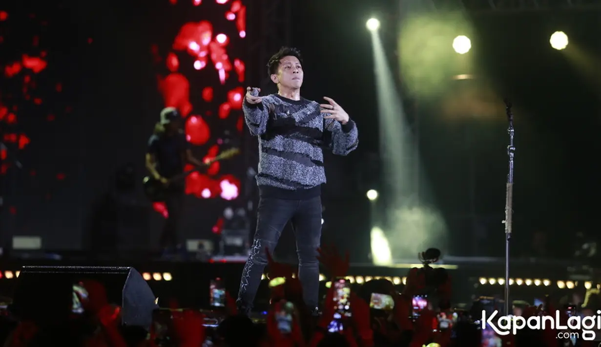 Ariel membuka konser dengan suara tidak seperti biasa. Ia meminta maaf karena dan menjelaskan baru saja terkena virus hingga membuat suaranya serak. Ia mengaku sempat akan mundur, tapi akhirynya mengurungkan niatnya. [Foto: KapanLagi.com/Bayu Herdianto]