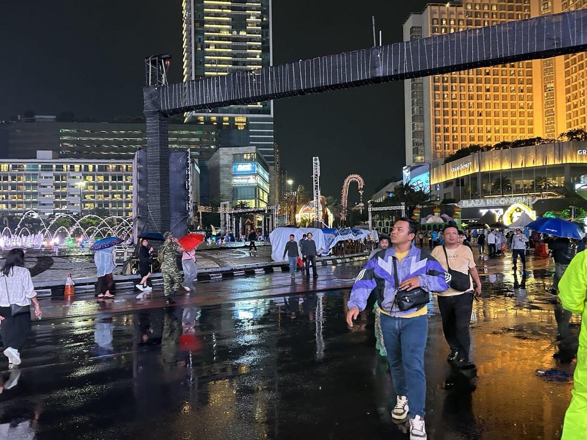 Hujan Tak Halangi Warga Datangi Car Free Night Bundarah HI