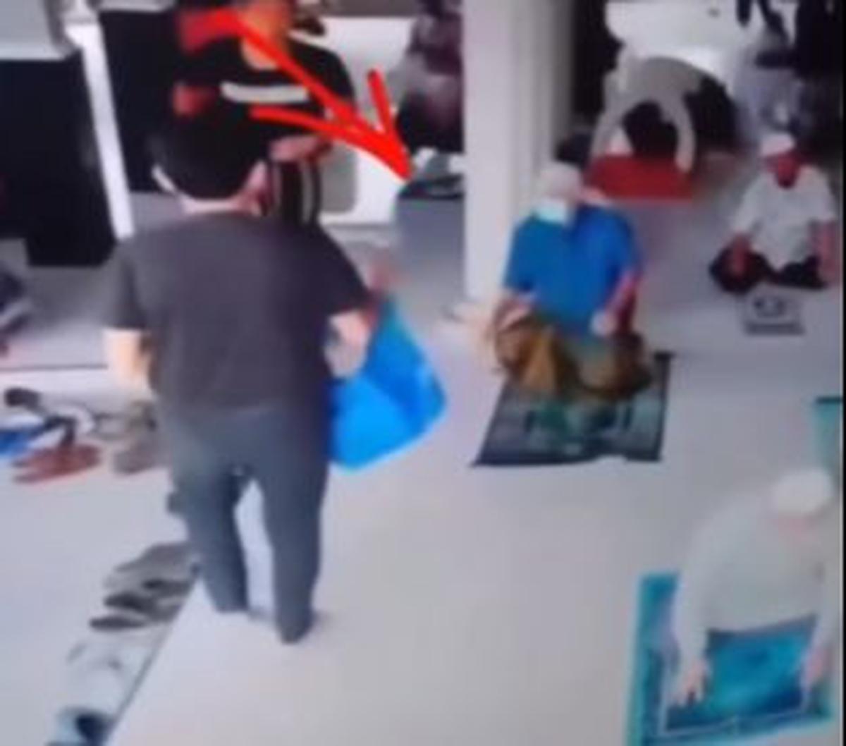 Padahal saat itu ia hendak melakukan gerakan sujud dalam sholat. Melihat ada yang membawa kotak nasi, ia langsung membelokkan arah badannya ke arah plastik makanan tersebut.<br>