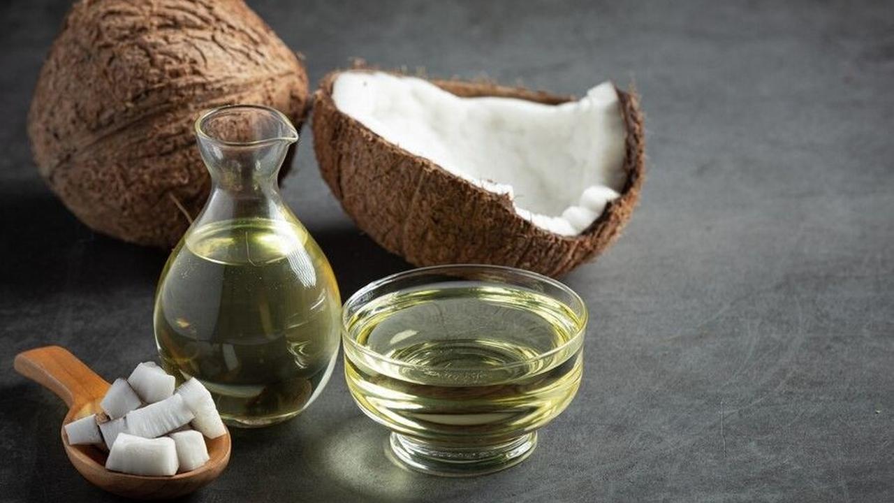 6. Minyak Kelapa: Melembapkan dan Mengurangi Kerutan