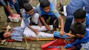 Sejumlah siswa memberikan pertolongan pertama saat simulasi bencana gempa dan tsunami di sebuah sekolah di Banda Aceh, Aceh, Rabu (9/10/2019). Simulasi dilakukan karena Aceh merupakan daerah rawan kedua bencana tersebut dan turut merusak bangunan sekolah. (Photo by CHAIDEER MAHYUDDIN / AFP)