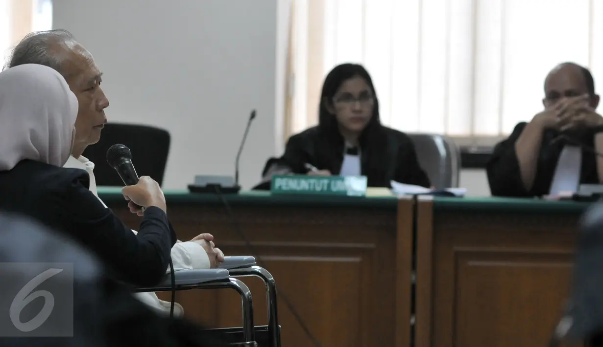 Terdakwa Komisaris PT Bursa Berjangka Jakarta (BBJ) Hassan Widjaja menjalani sidang putusan Majelis Hakim Tipikor, Jakarta, Senin (28/9/2015). Hassan divonis 2 tahun penjara dan denda Rp 100 juta subsidair 3 bulan kurungan. (Liputan6.com/Andrian M Tunay)