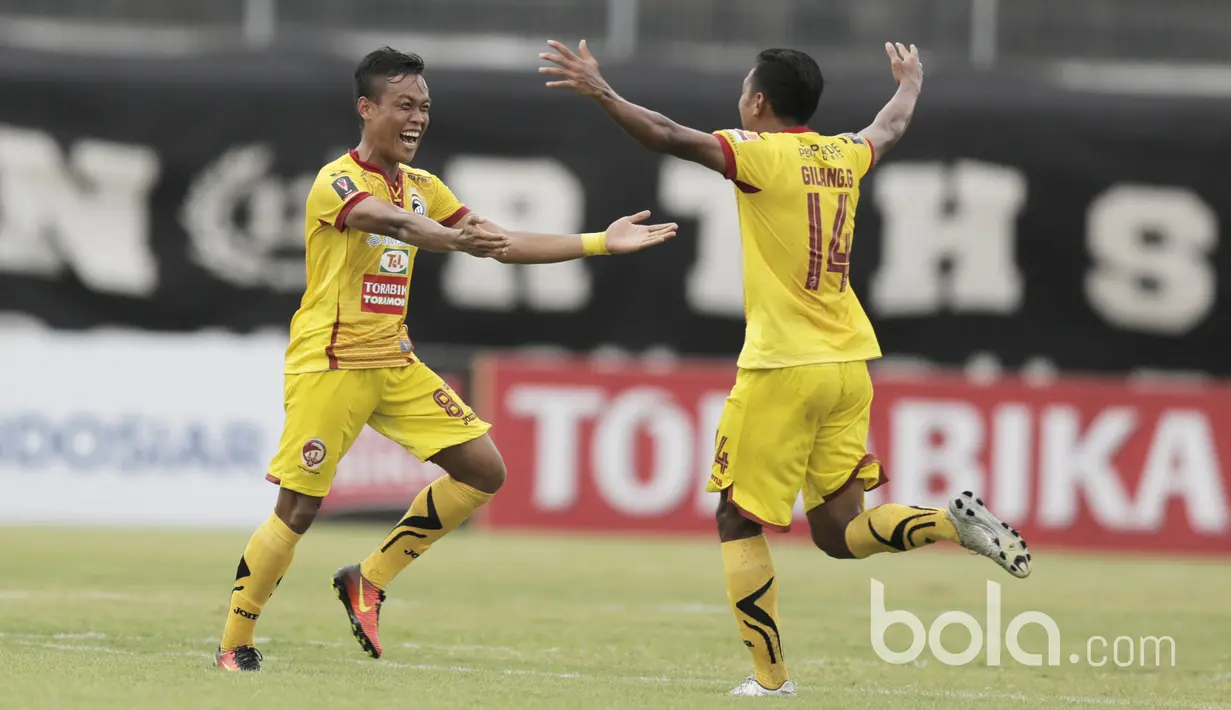 Para pemain Sriwijaya FC merayakan gol yang dicetak Slamet Budiyono ke gawang Barito Putera pada laga Piala Presiden 2017 di Stadion I Wayan Dipta, Bali, Senin (13/2/2017). (Bola.com/Vitalis Yogi Trisna)