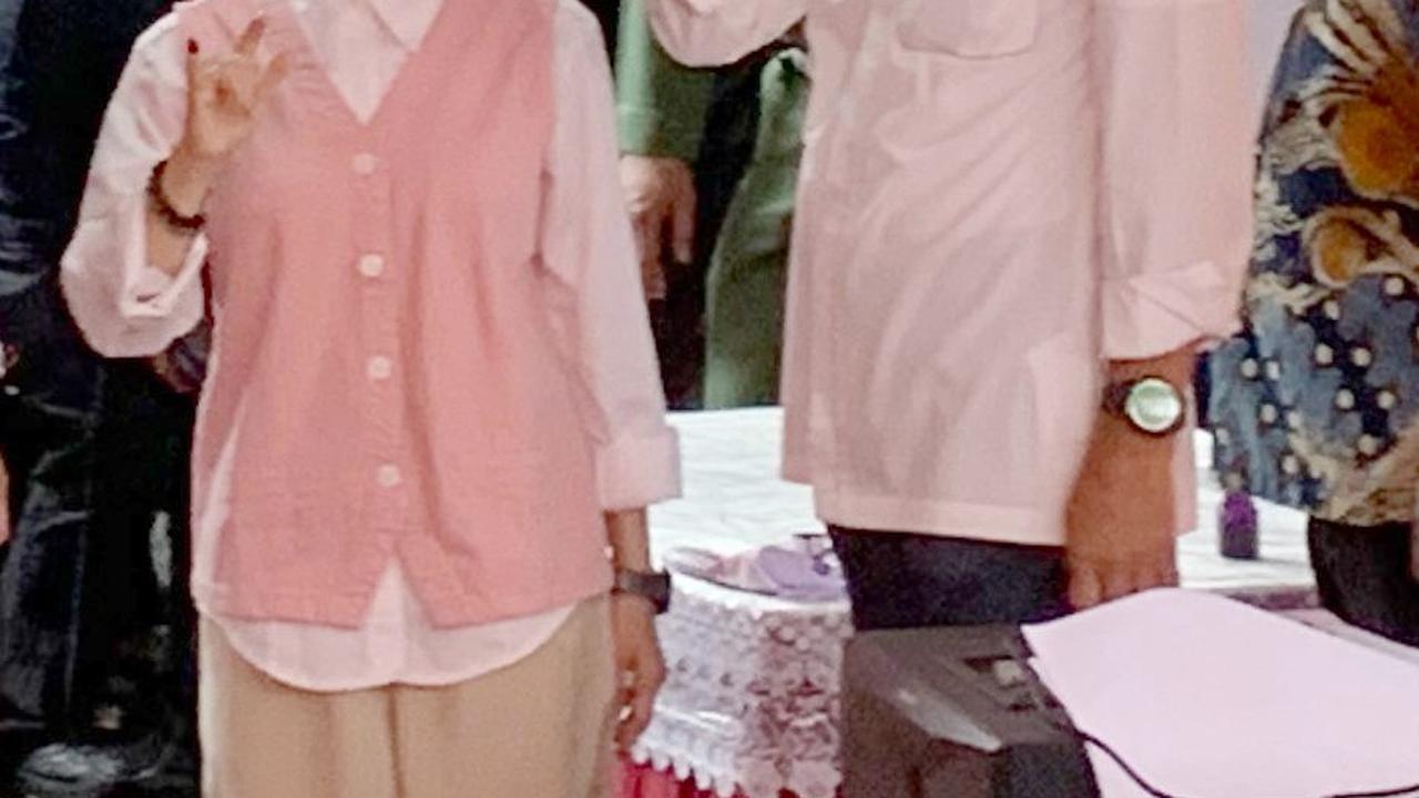 Ganjar Bersama Anak dan Istri Nyoblos di TPS 11 Lempongsari Semarang, Ditemani Ketua TPN