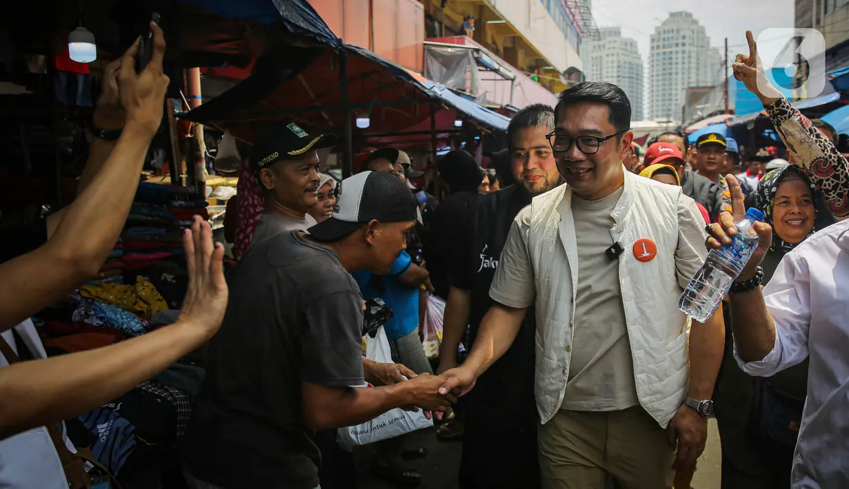 Ridwan Kamil menekankan pentingnya perbaikan infrastruktur pasar untuk meningkatkan kesejahteraan pedagang dan kenyamanan pembeli. (Liputan6.com/Angga Yuniar)