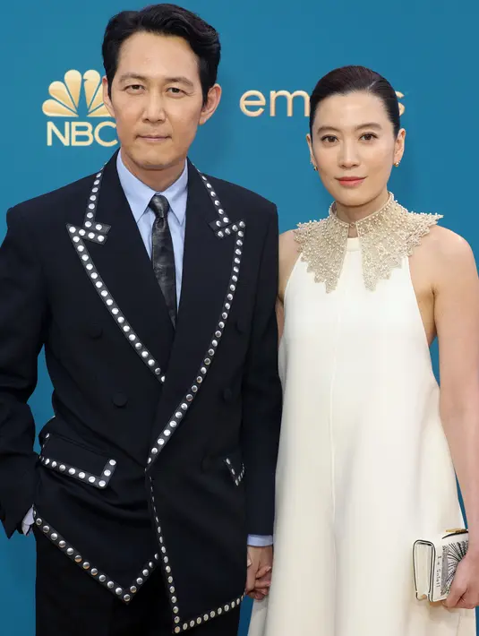 Lee Jung-Jae (kiri) dan Lim Se Ryung tiba di Primetime Emmy Awards ke-74 di Microsoft Theater di Los Angeles pada Senin, 12 September 2022. Hubungan keduanya sudah berjalan sejak tahun 2015. (Momodu Mansaray/Getty Images via AFP)