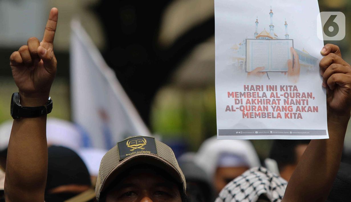 Umat Islam melakukan demonstrasi yang bertajuk 'Aksi Bela Alquran' di depan Kedutaan Besar (Kedubes) Swedia di Kuningan, Jakarta Selatan, Senin (30/1/2023). Dengan membentangkan sejumlah bendera, spanduk, pengunjuk rasa bergantian melakukan orasi. (Liputan6.com/Herman Zakharia)