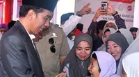 Presiden Joko Widodo atau Jokowi menyapa warga saat meresmikan Bank Wakaf Mikro di Serang, Banten, Rabu (14/3). Tiap kelompok nasabah Bank Wakaf Mikro terdiri dari tiga hingga lima orang. (Liputan6.com/Pool/Biro Setpres)