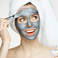 Ilustrasi Mengaplikasian Masker pada Kulit Wajah Credit: pexels.com/Ertan