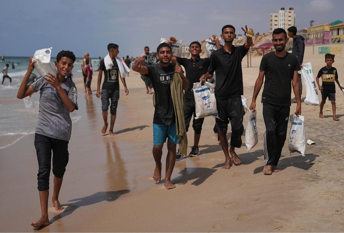 FOTO: Di Tengah Krisis, Warga Gaza Berebut Bantuan yang Tercebur ke Laut Mediterania