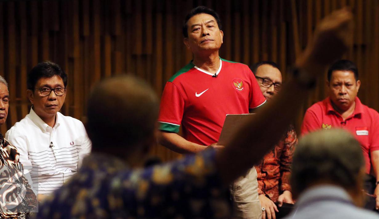 Caketum PSSI 2016-2010, Moeldoko (berdiri) menyimak pertanyaan panelis pada debat terbuka di Hall SCTV Tower, Jakarta, Selasa (4/10/2016). Rencananya, pemilihan Ketua Umum PSSI akan dilaksanakan pada 17 Oktober mendatang. (Liputan6.com/Helmi Fithriansyah)