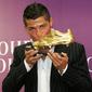 Sepatu Emas Eropa pertama. Cristiano Ronaldo meraih trofi Sepatu Emas Eropa (Golden Shoe) pertamanya bersama Manchester United di musim 2007/2008. Ia mampu mencetak 42 gol di semua ajang kompetisi. (Foto: AFP/Miguel Silva)