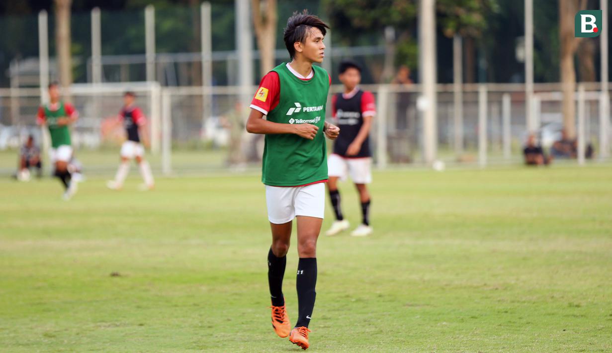 Peserta seleksi Timnas Indonesia U-17 sekaligus putra selebritas Darius Sinathrya, Lionel Nathan Sinathrya saat mengikuti seleksi Timnas Indonesia U-17 untuk Piala Dunia U-17 di Lapangan A, Senayan, Jakarta, Rabu (16/08/2023). (Bola.com/Abdul Aziz)