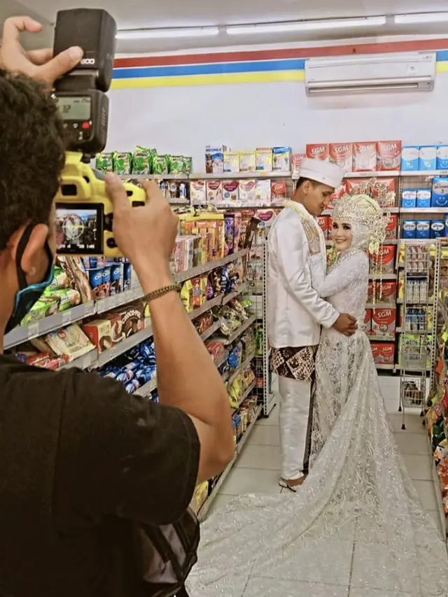 Unik dan Tak Biasa, Viral Pasangan Ini Pilih Foto Prewedding di Minimarket