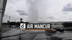 Pipa air di kawasan Moskow Rusia mengalami kebocoran. Akibatnya, air panas menyembur ke atas dengan ketinggian setara bangunan 4 lantai.