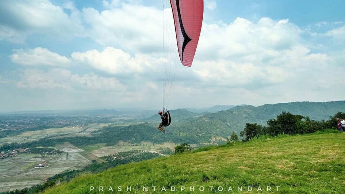 6 Fakta Menarik Gunung Panten di Majalengka yang Terkenal Sebagai Spot Paralayang