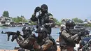 <p>Sementara polisi meningkatkan keamanan, menempatkan penjagaan keamanan besar-besaran di sekitar lokasi. Pada Rabu (17/5/2023) komando angkatan laut membawa senjata di perahu karet berbaur dengan turis di gondola kuning kenari. (TAUSEEF MUSTAFA/AFP)</p>