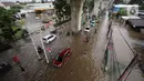 Hujan yang mengguyur Jakarta dan sekitarnya sejak pagi hari membuat beberapa wilayah tergenang banjir. (Liputan6.com/Angga Yuniar)