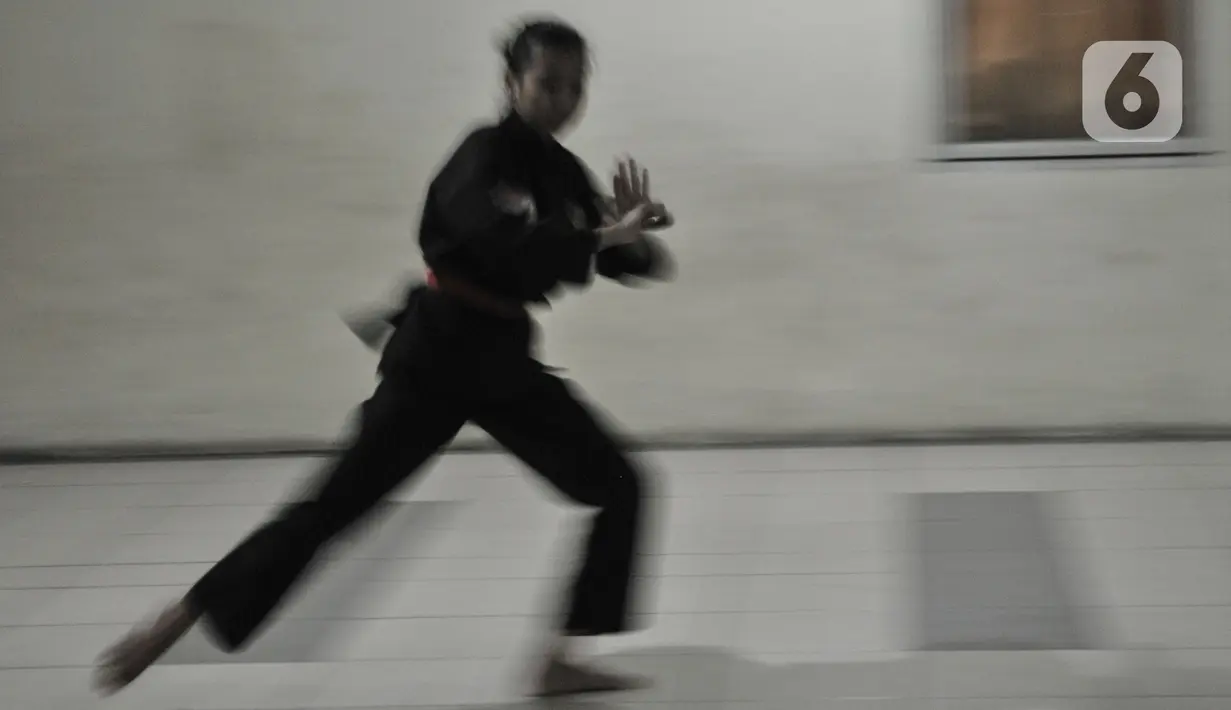 Salah seorang murid Iwan saat menunjukkan jurus Silat Chingkrik Betawi. (merdeka.com/Iqbal S Nugroho)