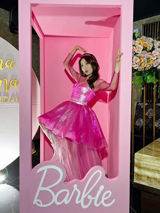 Dress shocking pink untuk menjelma menjadi princess Barbie (Instagram @natashawilona12)