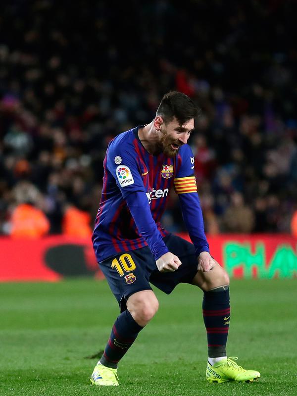 Pemain Barcelona, Lionel Messi melakukan selebrasi setelah mencetak gol ke gawang Valencia dalam lanjutan Liga Spanyol di Camp Nou, Spanyol, Minggu (3/2). Dua gol Messi membuat pertandingan berakhir 2-2. (AP Photo/Manu Fernandez)