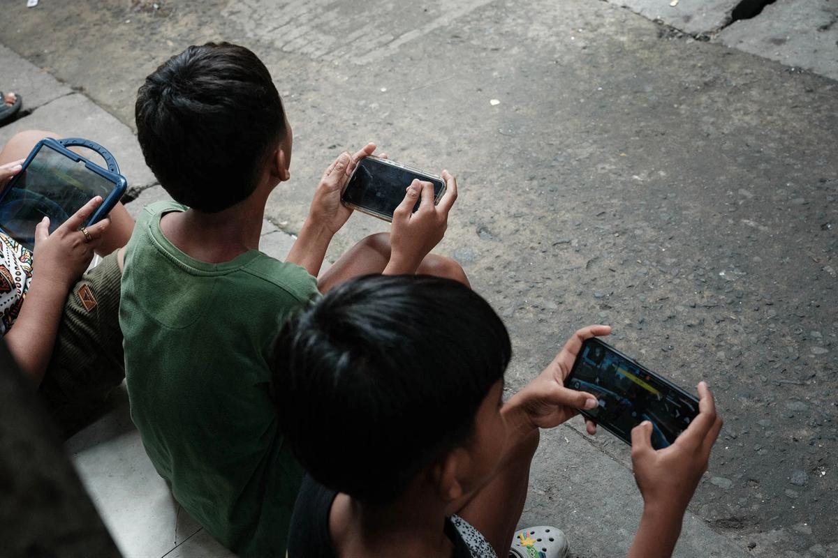FOTO: Aturan Baru Batasi Akses Digital Anak Mulai Berlaku