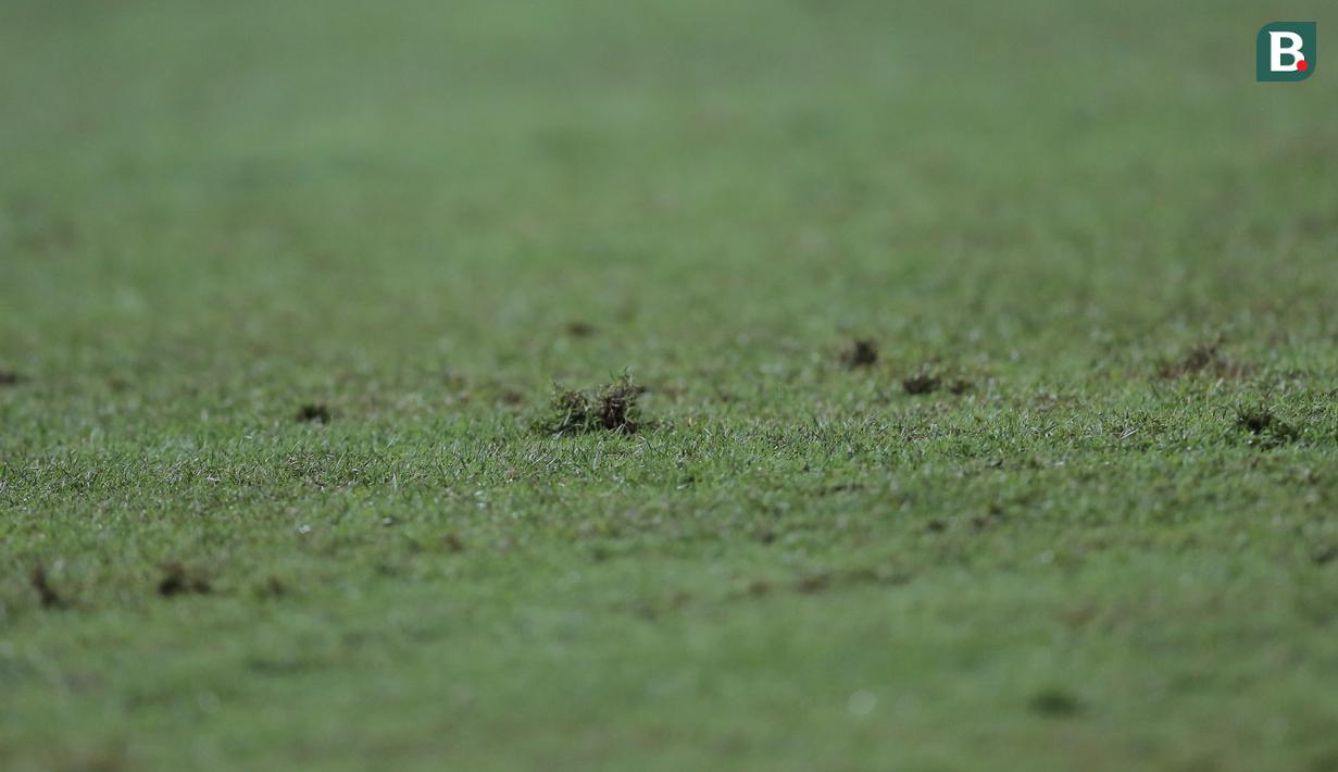 Jadwal padat Kualifikasi Piala Asia U-17 2023 turut memperburuk kualitas rumput Stadion Pakansari. Hampir tak ada waktu perawatan lantaran sebelumnya sudah digunakan untuk Liga 1 dan FIFA Matchday. (Bola.com/Ikhwan Yanuar)