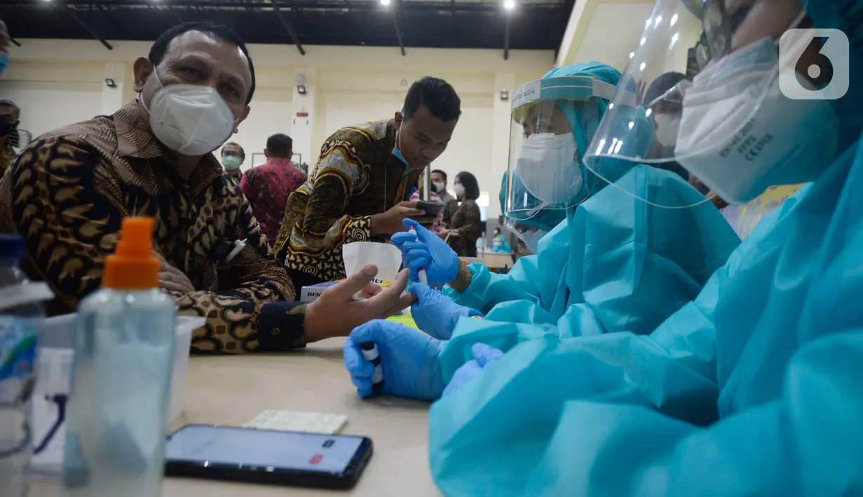 Petugas mengambil sampel darah Ketua KPK Firli Bahuri saat rapid test COVID-19 di Gedung KPK, Jakarta, Kamis (4/6/2020). Rapid test itu diikuti sekitar 2.000 orang di lingkungan Komisi Pemberantasan Korupsi (KPK) menjelang kenormalan baru atau new normal. (merdeka.com/Dwi Narwoko)