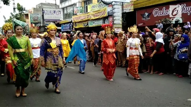 Dalam kirab resepsi Kahiyang-Bobby terlihat banyak anggota TNI Polri yang memakai busana adat dari banyak daerah di Indonesia.