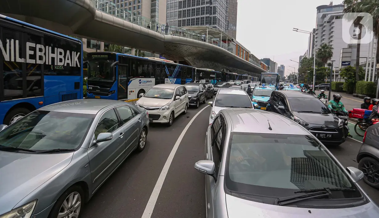 Kendaraan bermotor terjebak kemacetan panjang akibat aksi May Day atau Hari Buruh Internasional di kawasan Bundaran HI, Jakarta, Rabu (1/5/2024). (Liputan6.com/Angga Yuniar)