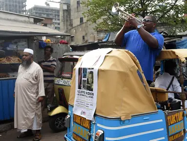 Musisi jazz AS, Wycliffe Gordon memainkan terompet dalam pertunjukan jalanan di ibukota Sri Lanka, Kolombo (26/2). Wycliffe mengadakan serangkaian pertunjukan dan kelas di kota Sri Lanka di Kolombo, Matara dan Galle. (AFP Photo/Ishara S. Kodikara)