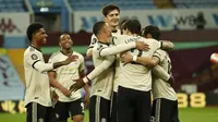 Pemain Manchester United merayakan gol yang dicetak Paul Pogba ke gawang Aston Villa pada laga lanjutan Premier League di Villa Park, Jumat (10/7/2020) dini hari WIB. Manchester United menang 3-0 atas Aston Villa. (AFP/Andrew Boyers/pool)